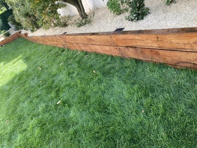 Le même type de chantier après travaux : pelouse et bordure en bois