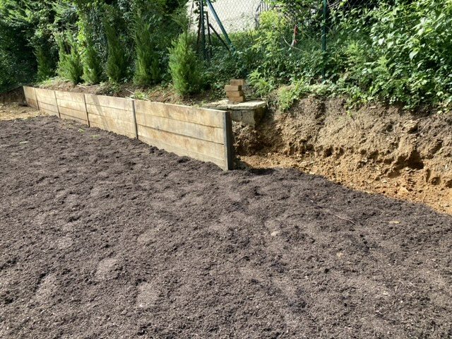 Un jardin avant travaux : terre nue et talus à reprendre